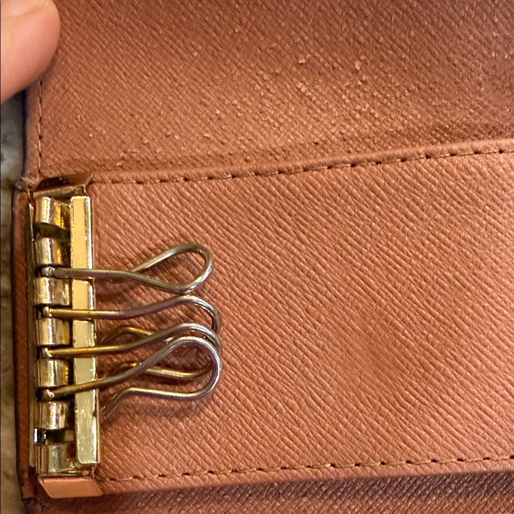 Louis Vuitton Classic Monogram Key Holder - Picture 2 of 12